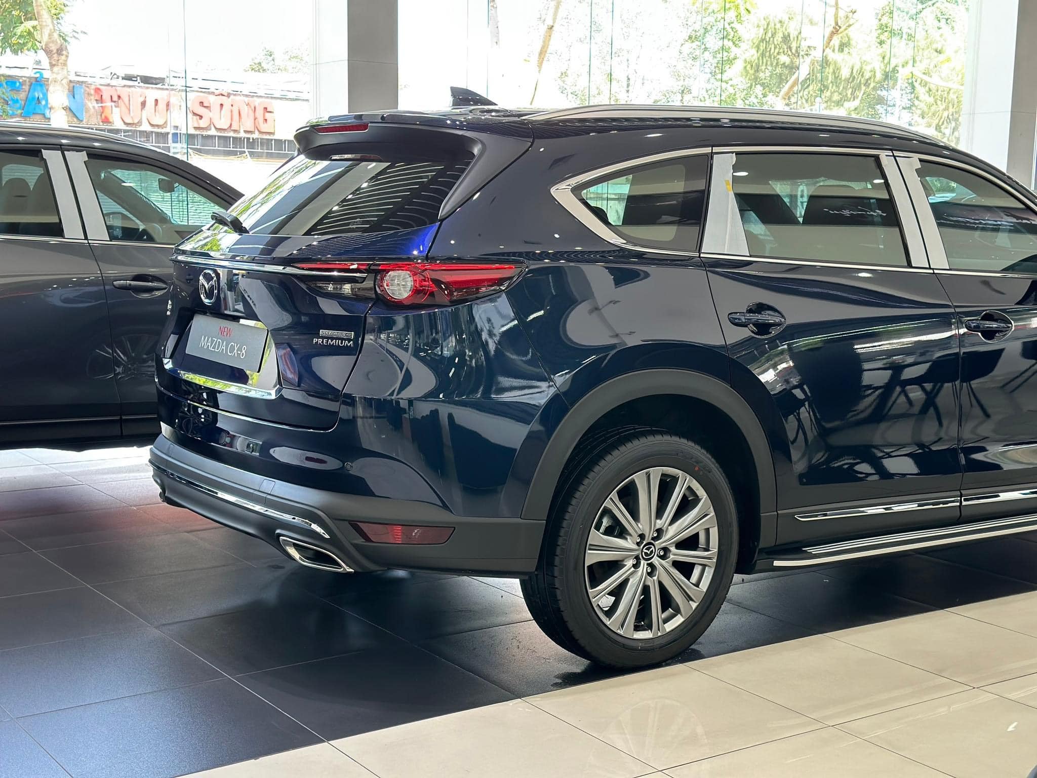 Đuôi xe Mazda CX8 cho cảm giác vững chãi, bề thế