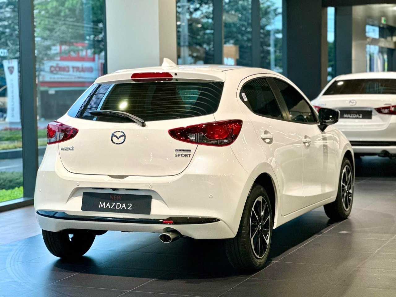 Đuôi xe New Mazda 2 Sport