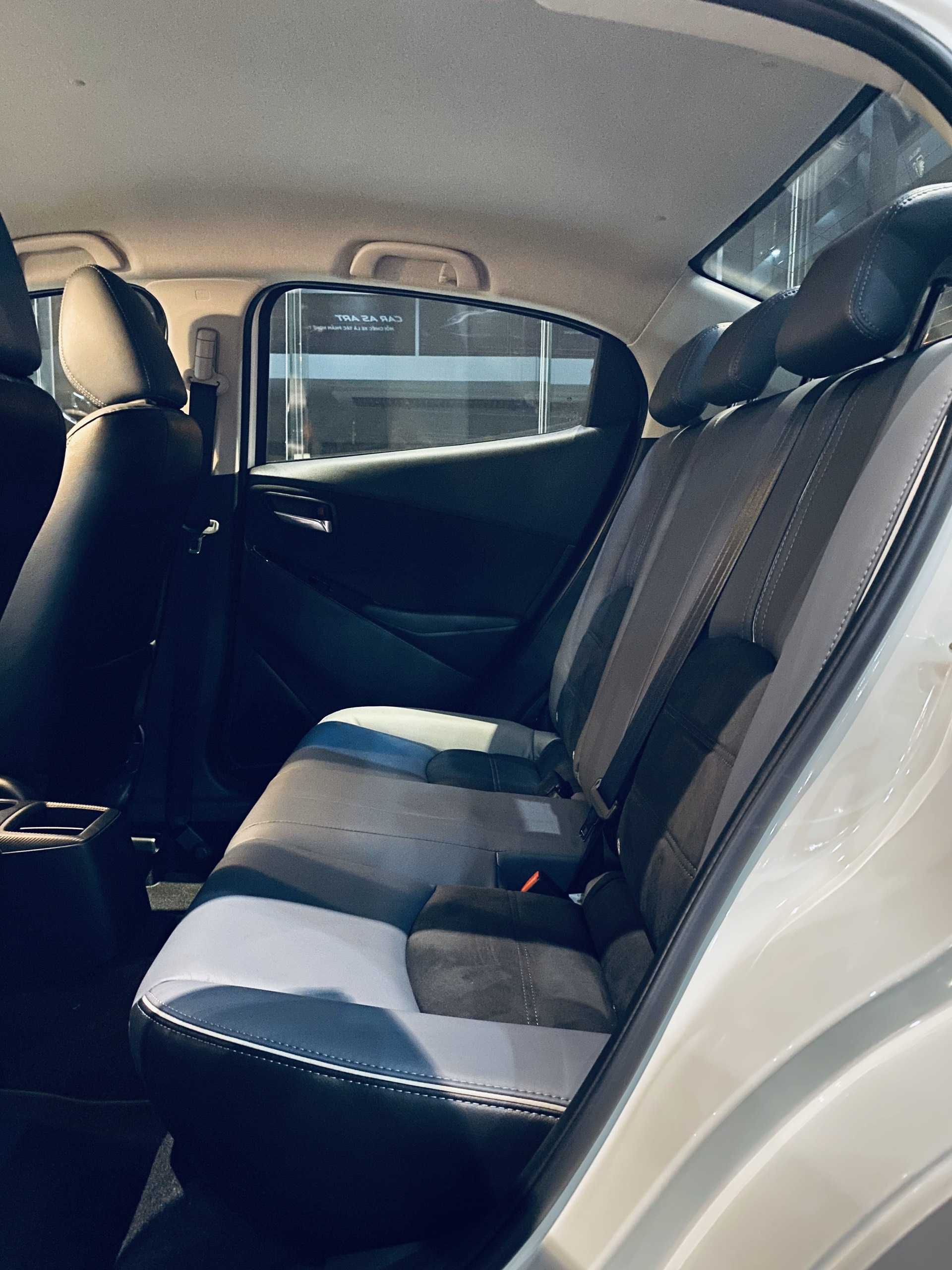 Hàng ghế thứ 2 - Nội Thất - New Mazda 2 Sport