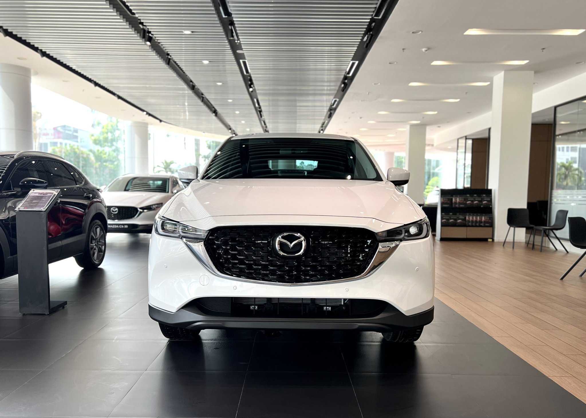 Phía trước xe nổi bật với lưới tản nhiệt màu xám New CX5 premium