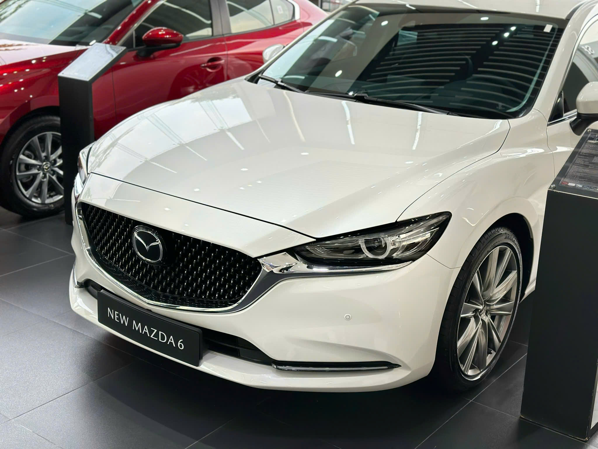 Thiết kế đèn pha sắc cạnh New Mazda 6